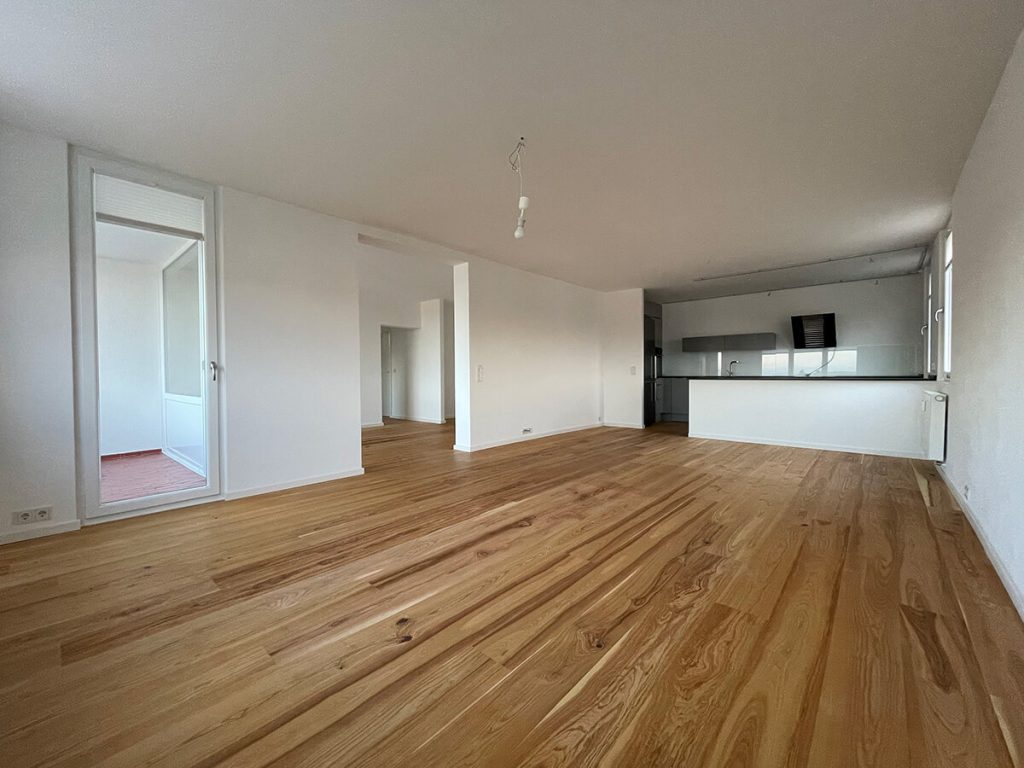 Wohnzimmer mit Küche und Balkon, renovierte Wohnung, verkaufte Immobilie in Köln