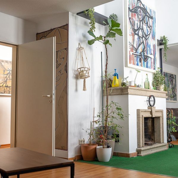 Wohnzimmer mit Kamin und moderner Kunst in einer zum Verkauf stehenden Wohnung in Bonn